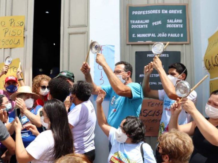 Professores durante protesto em frente à Prefeitura do Natal cobrando reajuste salarial - Foto: Reprodução