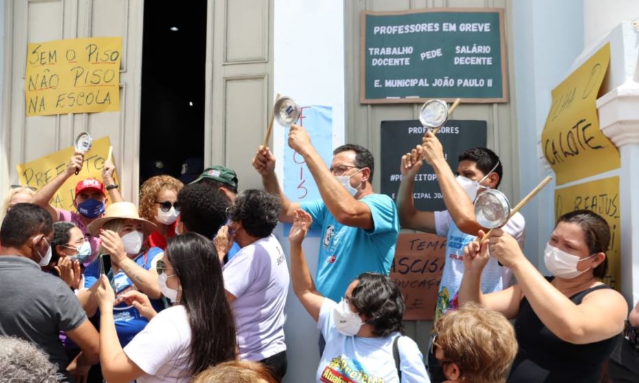 Professores durante protesto em frente à Prefeitura do Natal cobrando reajuste salarial - Foto: Reprodução