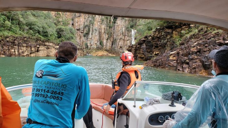 Bombeiros e profissionais da Marinha participam das buscas por feridos e desaparecidos em Capitólio (MG) Crédito: CBMMG