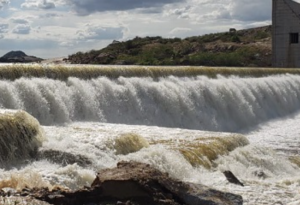 Barragem está praticamente pronta, mas somente será concluída quando todos os moradores das áreas inundáveis forem removidos para locais seguros. Foto: Governo do Estado