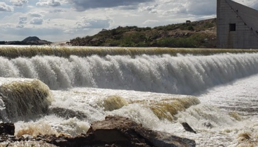 Barragem está praticamente pronta, mas somente será concluída quando todos os moradores das áreas inundáveis forem removidos para locais seguros. Foto: Governo do Estado