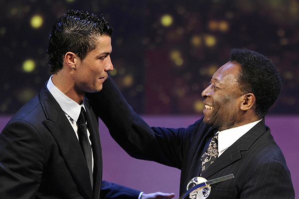 Cristiano Ronaldo e Pelé já se encontraram em cerimônias Fifa - Foto: FABRICE COFFRINI/AFP