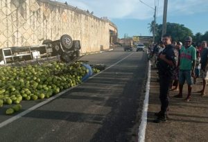 Caminhão despencou de viaduto em Goianinha, na Grande Natal - Foto: Reprodução/PRF