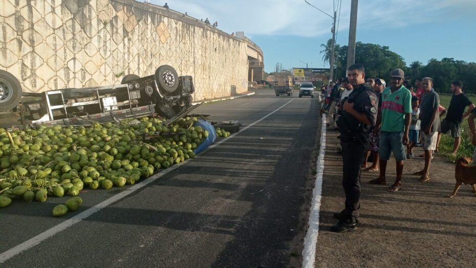 Caminhão despencou de viaduto em Goianinha, na Grande Natal - Foto: Reprodução/PRF