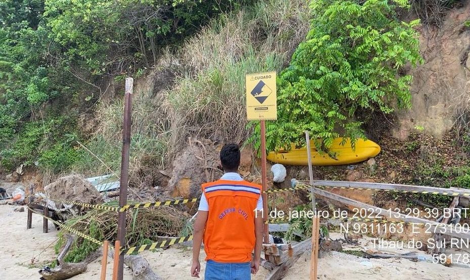 Parte da falésia desabou em Pipa, entre a praia do Centro e a Baía dos Golfinhos — Foto: Divulgação