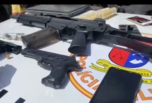 Fuzil falso e pistola roubada de policial militar entre materiais apreendidos com criminosos nesta quarta (9) em Natal — Foto: Cedida