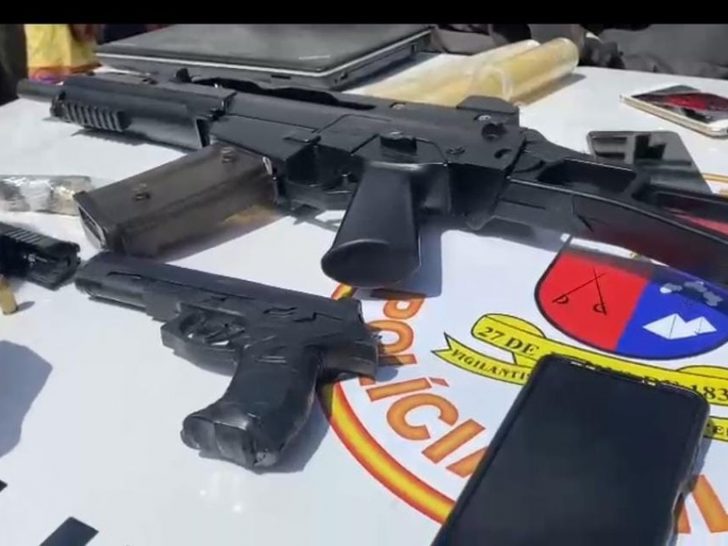 Fuzil falso e pistola roubada de policial militar entre materiais apreendidos com criminosos nesta quarta (9) em Natal — Foto: Cedida