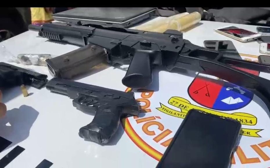 Fuzil falso e pistola roubada de policial militar entre materiais apreendidos com criminosos nesta quarta (9) em Natal — Foto: Cedida