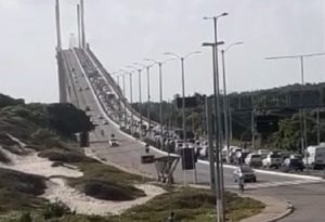 Caminhão quebrado gera congestionamento na Ponte Newton Navarro em Natal - Foto: Redes sociais