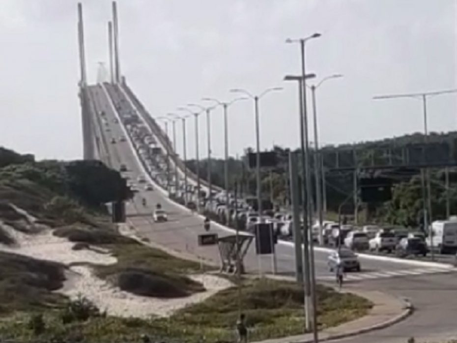 Caminhão quebrado gera congestionamento na Ponte Newton Navarro em Natal - Foto: Redes sociais