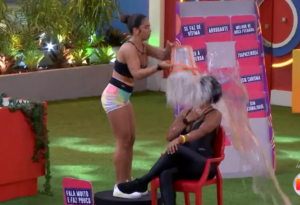 Maria acerta cabeça de Natália com balde ao vivo no BBB e web pede expulsão - Foto: Reprodução