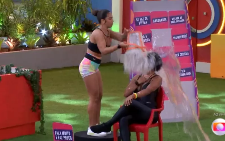 Maria acerta cabeça de Natália com balde ao vivo no BBB e web pede expulsão - Foto: Reprodução