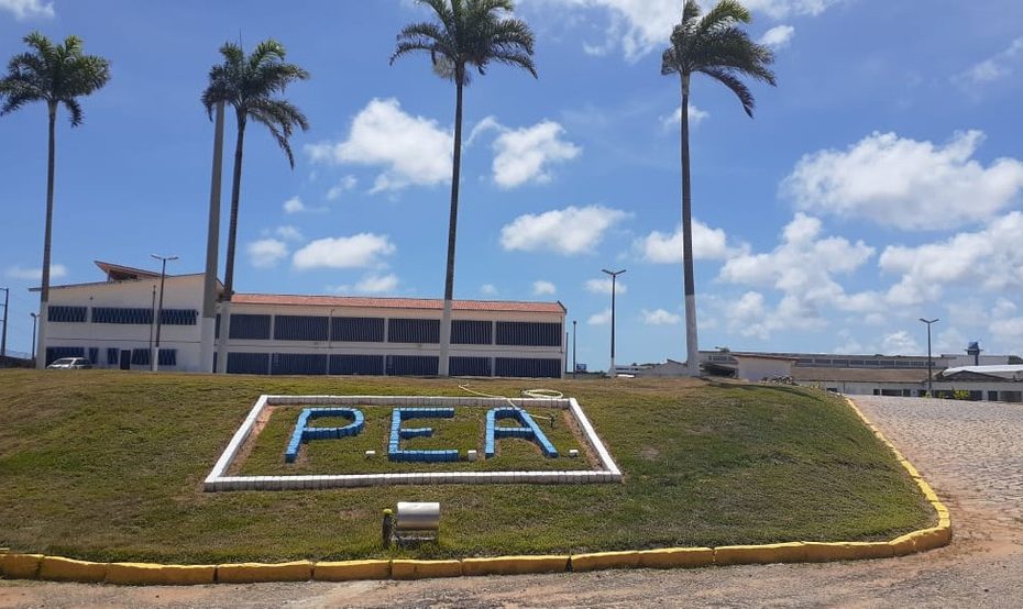 A liberação da Seap nesta terça-feira (15) se baseou em novo parecer do Comitê de Crise da Covid-19 da pasta. Para as visitas presenciais é obrigatória a apresentação do cartão de vacinação, o uso de máscara e o cumprimento das medidas sanitárias de prevenção e combate ao Covid-19. O acesso de crianças está autorizado. O serviço de visitas virtuais (televisitas) permaneceu em pleno funcionamento em todas as unidades prisionais no período de isolamento e terá continuidade, segundo a Seap. O sistema prisional do RN tem 11.752 internos. Desde março de 2020, foram registrados 851 presos infectados e curados, e dois óbitos. Entre os policiais penais, foram 415 casos e três óbitos. Unidades que voltarão a receber visitas sociais: Penitenciária Estadual de Alcaçuz, em Nísia Floresta; Penitenciária Rogério Coutinho Madruga, em Nísia Floresta; Penitenciária Estadual de Parnamirim; Cadeia Pública de Natal; Penitenciária João Chaves Masculino, em Natal; Penitenciária João Chaves Feminino, em Natal; Centro de Detenção Provisório Feminino de Parnamirim; Cadeia Pública de Nova Cruz; Cadeia Pública Dinorá Cimas, em Ceará-Mirim; Penitenciária Agrícola Doutor Mário Negócio, em Mossoró; Penitenciária Feminina, em Mossoró; Cadeia Pública, em Mossoró; Centro de Detenção Provisório de Apodi; Centro de Detenção Provisório de Caraúbas; Penitenciária Regional de Pau dos Ferros; Unidade Psiquiátrica de Custódia e Tratamento, em Natal. - Foto: Divulgação/Seap