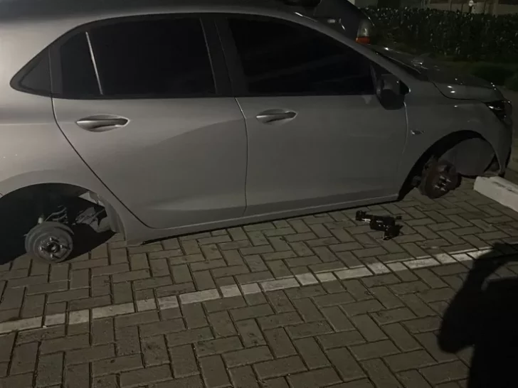 Homem encontra carro sem rodas após voltar de festa de aniversário - Foto: Arquivo Pessoal