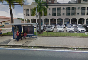 A parada que foi roubada fica localizada em frente a um shopping center no bairro de Lagoa Nova - Foto: Google Street View