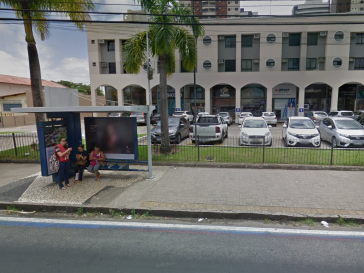 A parada que foi roubada fica localizada em frente a um shopping center no bairro de Lagoa Nova - Foto: Google Street View