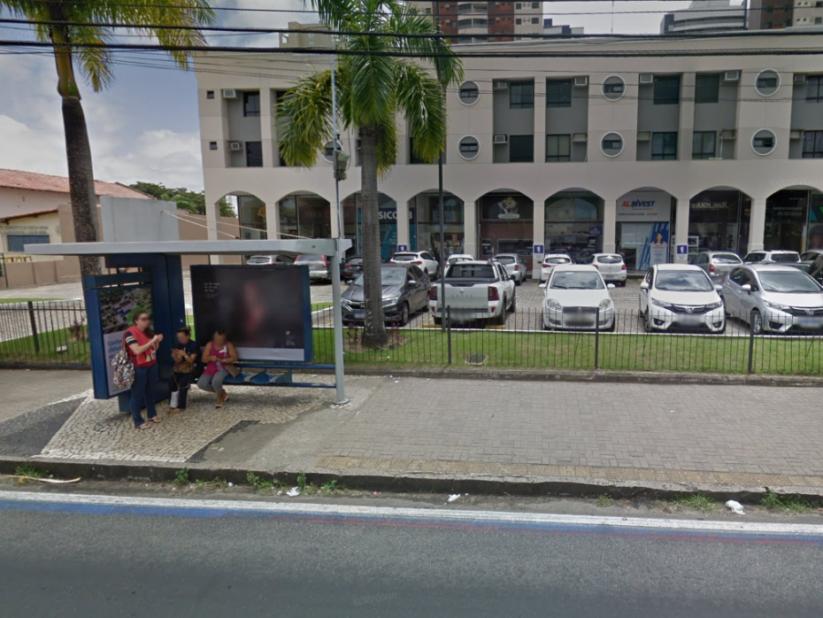 A parada que foi roubada fica localizada em frente a um shopping center no bairro de Lagoa Nova - Foto: Google Street View