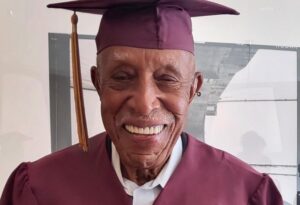 Aos 101 anos de idade, idoso sonho de ensino médio completo - Foto: Reprodução/Facebook