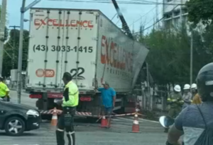 Após caminhão colidir com poste, semáforos ficam com problemas na Zona Leste de Natal - Foto: Bom Dia RN/InterTV Cabugi