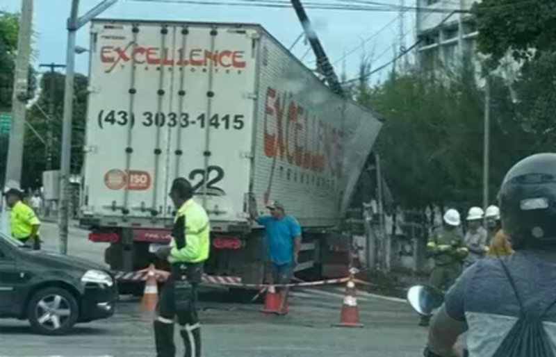 Após caminhão colidir com poste, semáforos ficam com problemas na Zona Leste de Natal - Foto: Bom Dia RN/InterTV Cabugi