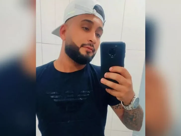 Uilgner Rodrigues, de 30 anos, natural de Guarujá (SP) morreu ao mergulhar no lago conhecido como Buraco Azul, no município de Cruz (CE) - Foto: Reprodução/Instagram