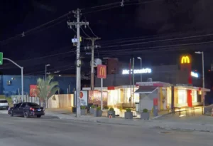 Atendente do McDonald's é baleado após discussão por desconto em lanchonete - Foto: Reprodução/TV Globo