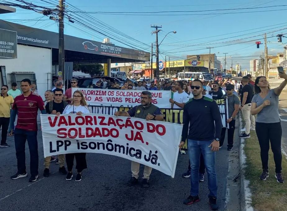 Manifestação acontece na tarde desta segunda-feira (20) entre o shopping Midway Mall e o Centro Administrativo do Estado - Foto: Reprodução