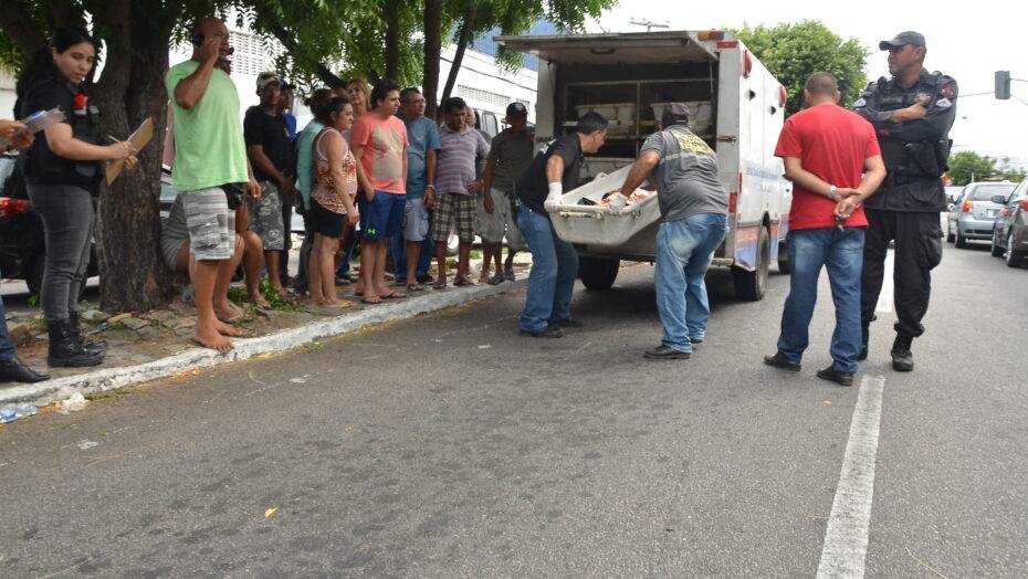 Corpo é recolhido após homicídio em Natal; casos ficam sem solução. Foto: José Aldenir / Agora RN