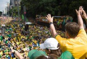 Ex-presidente Jair Bolsonaro (PL) cumprimenta apoiadores em ato na Avenida Paulista - Foto: RS / Fotos Públicas / Reprodução