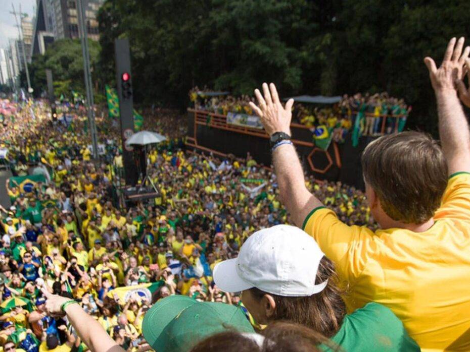 Ex-presidente Jair Bolsonaro (PL) cumprimenta apoiadores em ato na Avenida Paulista - Foto: RS / Fotos Públicas / Reprodução