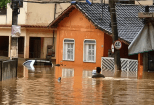 Situação em Mimoso do Sul após chuva forte no Sul do Espírito Santo — Foto: Rodrigo Zaca/Governo do ES "A cidade está isolada. Temos pessoas que perderam a vida, que já foram