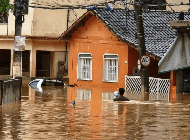 Situação em Mimoso do Sul após chuva forte no Sul do Espírito Santo — Foto: Rodrigo Zaca/Governo do ES "A cidade está isolada. Temos pessoas que perderam a vida, que já foram