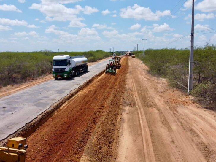 Primeira fase do plano estadual de 2024 contempla 700 quilômetros de recuperação de estradas - Foto: Jonatan Dantas