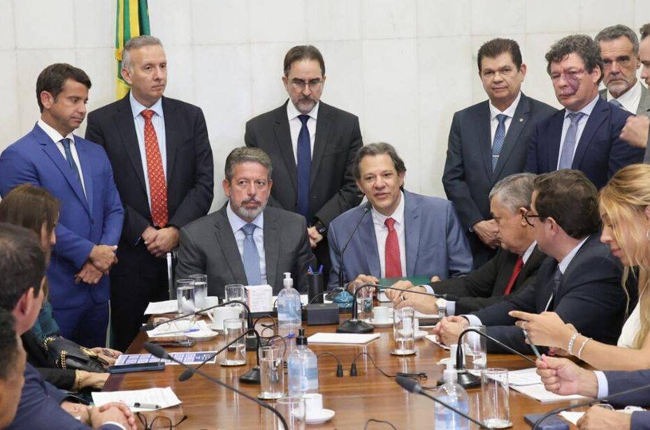 Ministro da Fazenda, Fernando Haddad, entregou proposta ao presidente da Câmara nesta quarta-feira (24) - Foto: Marina Ramos / Câmara