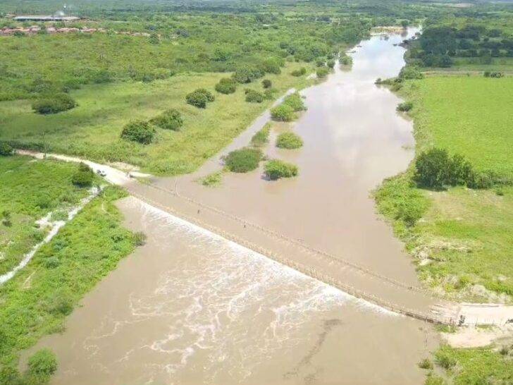 Imagem aérea mostra pontilhão submerso em São Gonçalo do Amarante - Foto: Wendell Jefferson / Cedida