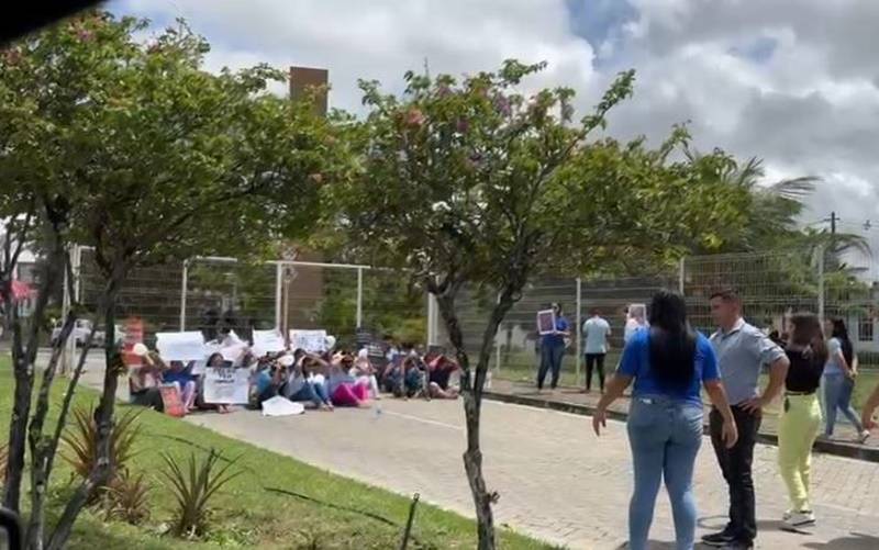 Protesto de familiares de presos na porta da Governadoria do Estado, no Centro Administrativo - Foto: Reprodução