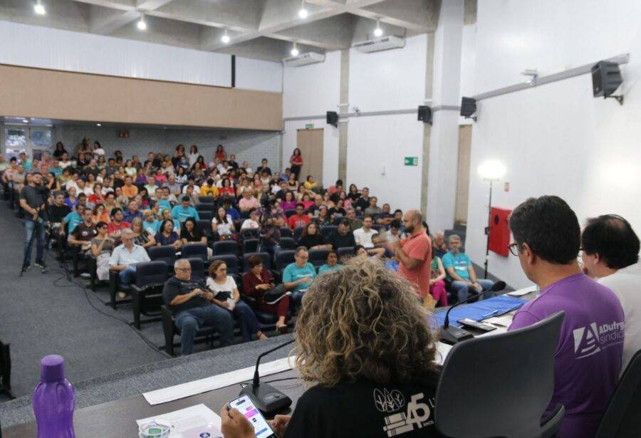 Assembleia do Adurn-Sindicato reuniu professores no auditório do Câmpus Central da UFRN nesta terça-feira (21) - Foto: Reprodução