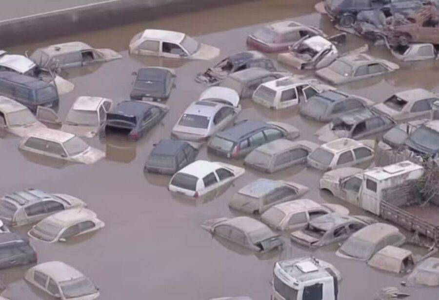 Cemitério de carros em Eldorado do Sul — Foto: TV Globo / Reprodução