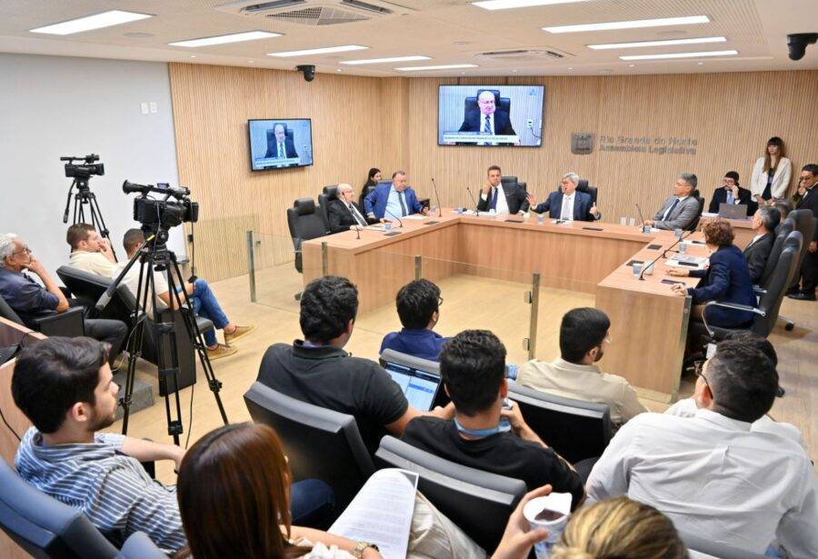 Comissão de Finanças durante reunião nesta quarta-feira (15) na Assembleia Legislativa do RN - Foto: João Gilberto / ALRN