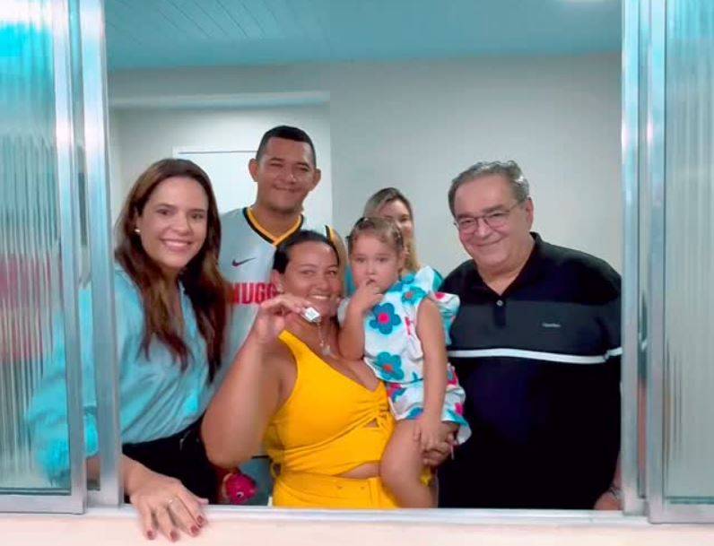 Entrega das casas aconteceu nesta segunda-feira (27), com presença do prefeito Álvaro Dias e da secretária Shirley Cavalcanti - Foto: Reprodução