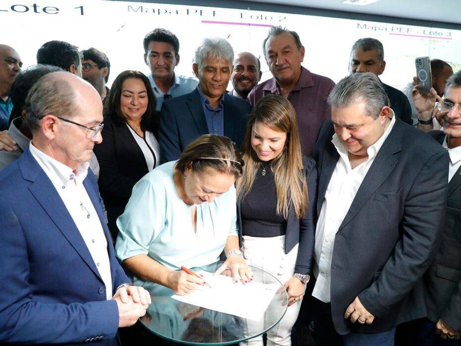 Governadora Fátima Bezerra (PT) assina ordem de serviço ao lado de prefeitos da região - Foto: Carmem Felix / Governo do RN