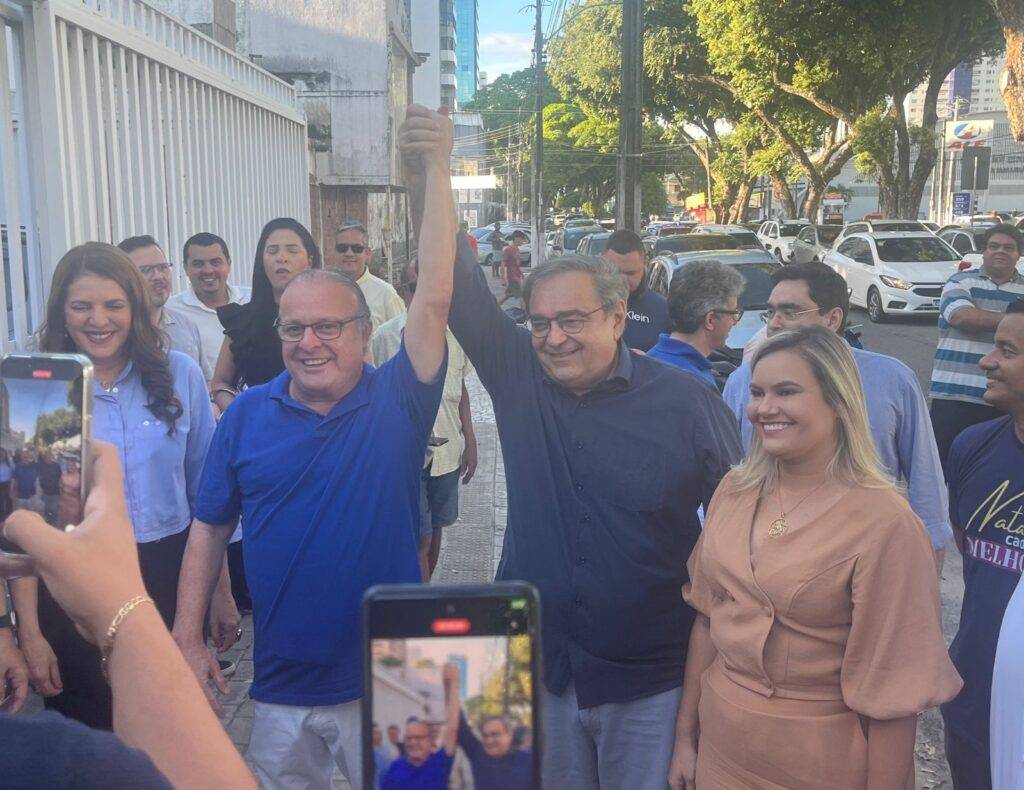 Prefeito Álvaro Dias entre Paulinho Freire e Joanna Guerra, chapa que terá seu apoio nas eleições deste ano - Foto: Tiago Rebolo / 98 FM