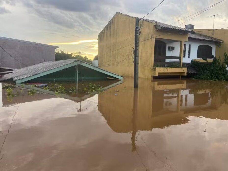 Casas adetadas pelas enchentes no RS