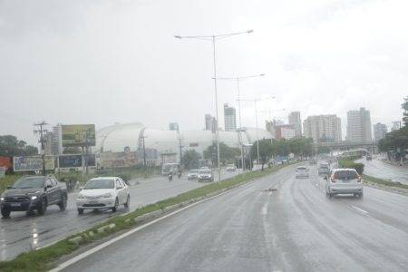 Chuvas fortes criam pontos de alagamento e causam transtornos em Natal