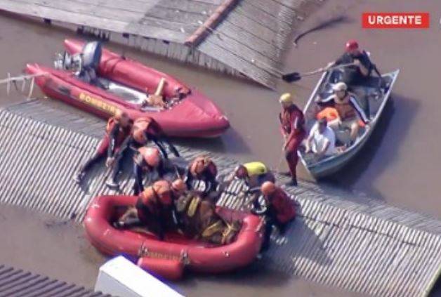 Resgate começou por volta das 11h e foi feito pelo Corpo de Bombeiros de São Paulo - Foto: Reprodução