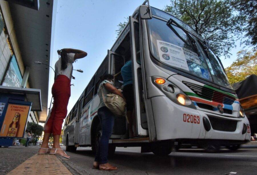 Usuário embarca em ônibus em parada na Avenida Senador Salgado Filho, em Natal - Foto: Joana Lima / Prefeitura do Natal