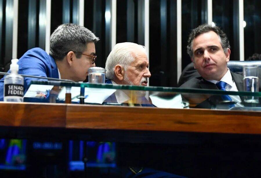 Líder do governo, Randolfe e Wagner (à esquerda), ao lado de Pacheco, Presidente do Congresso