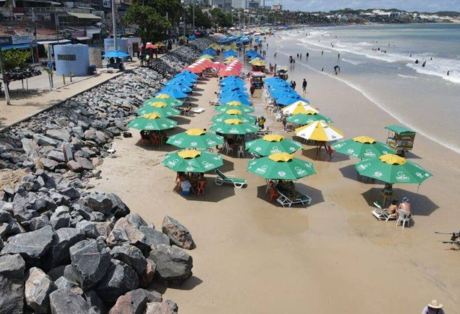 Barracas de praia em Ponta Negra, na Zona Sul de Natal - Foto: Semurb / Reprodução