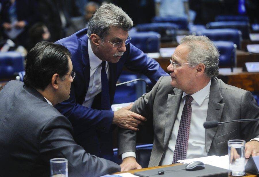 Os senadores Eduardo Braga (PMDB-AM), Romero Jucá (PMDB-RR) e Renan Calheiros (PMDB-AL) durante sessão no dia 14 de março de 2017 — Foto: Marcos Oliveira/Agência Senado