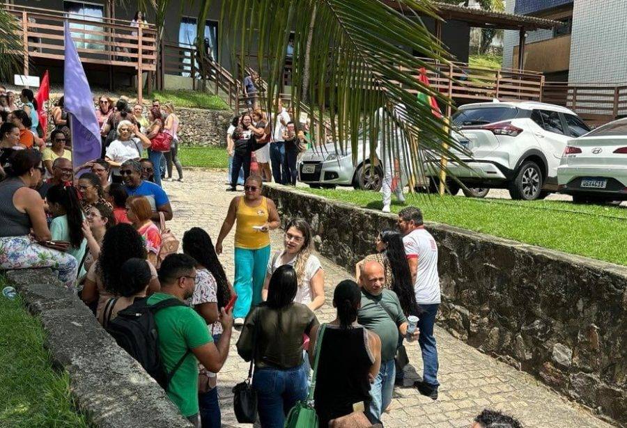 Servidores da saúde de Natal realizaram na manha desta quinta-feira (19) um protesto em frente a Secretaria Municipal de Saúde (SMS). Foto: Sindsaúde/RN